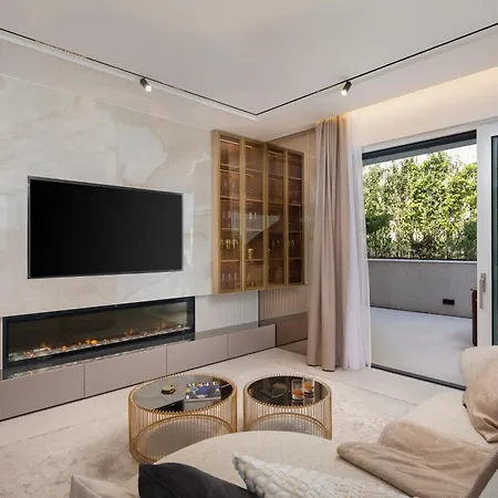 Heaven With Swimming Pool אופטיה