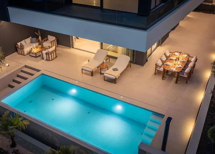 Heaven With Swimming Pool אופטיה